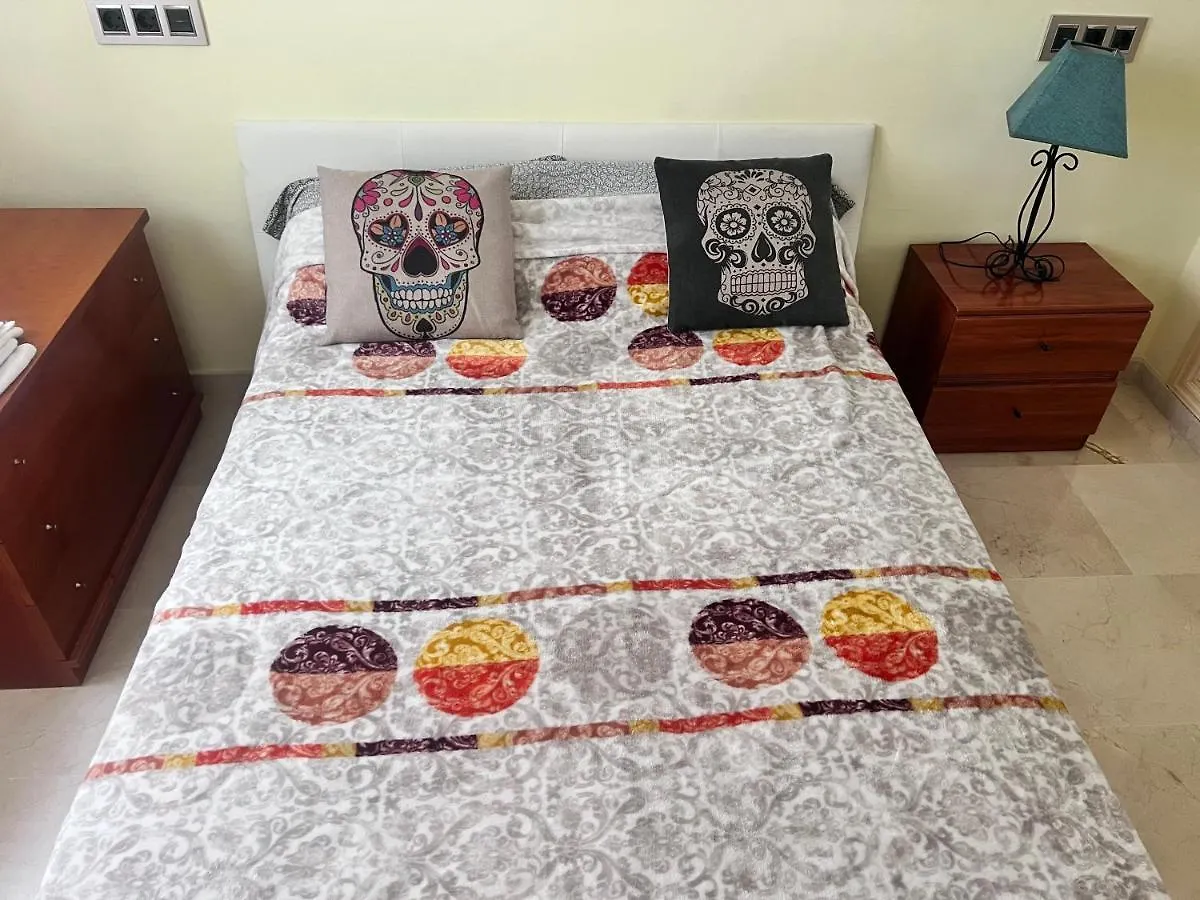 Homestay Casa Ideal Familias Y Grupos Con Balcones Exterior Soleada Patios Cerca Alhambra, Sierra Nevada, Rio Genil, Lancha Del Genil, Parque Llano Y Reloj Del Sol Con Barbacoas, Campo De Futbol, Circuito Gimnasia Apartment Granada