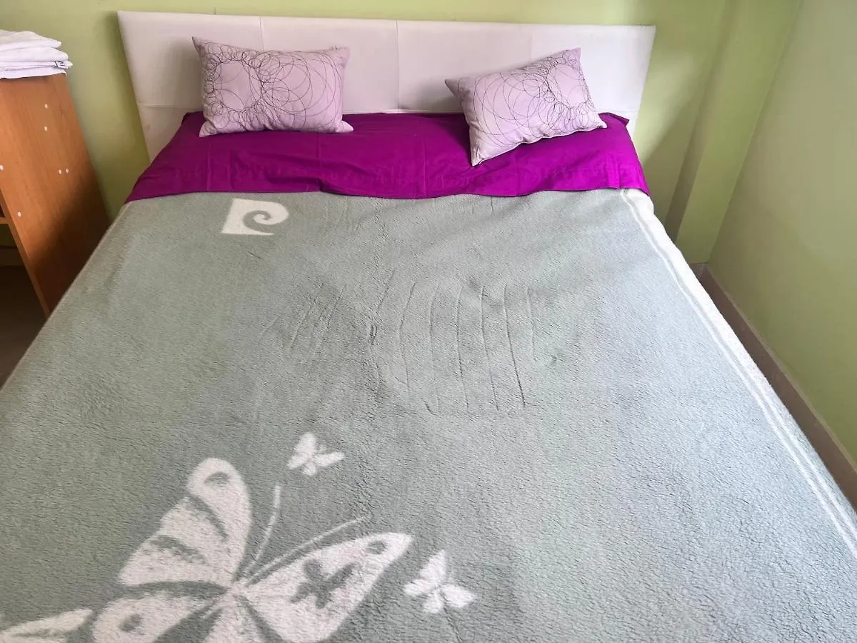 Homestay Casa Ideal Familias Y Grupos Con Balcones Exterior Soleada Patios Cerca Alhambra, Sierra Nevada, Rio Genil, Lancha Del Genil, Parque Llano Y Reloj Del Sol Con Barbacoas, Campo De Futbol, Circuito Gimnasia Apartment Granada Spain