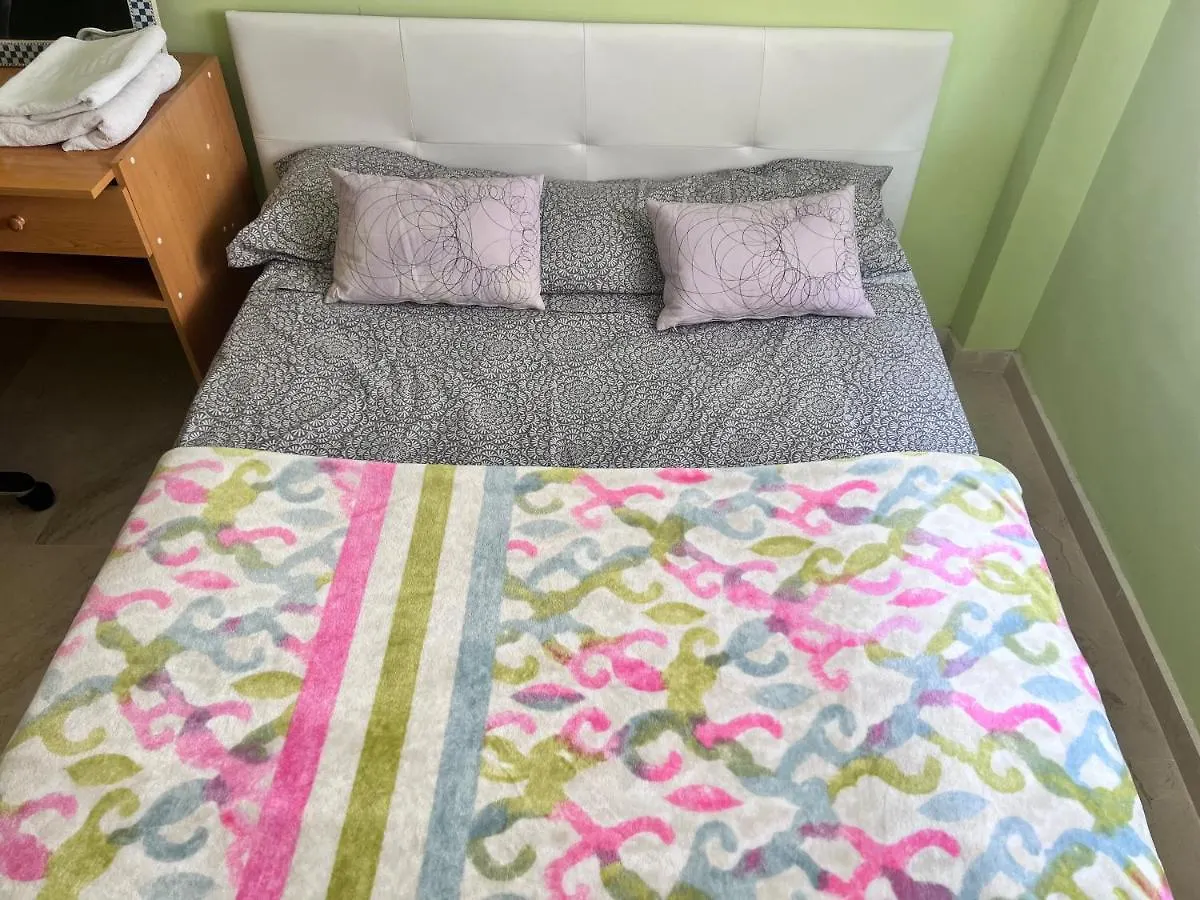 Homestay Casa Ideal Familias Y Grupos Con Balcones Exterior Soleada Patios Cerca Alhambra, Sierra Nevada, Rio Genil, Lancha Del Genil, Parque Llano Y Reloj Del Sol Con Barbacoas, Campo De Futbol, Circuito Gimnasia Apartment Granada